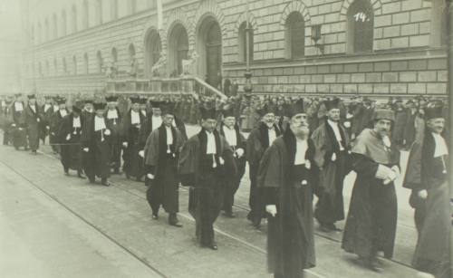 Παρέλαση ακαδημαϊκών έξω από το Πανεπιστήμιο του Μονάχου.