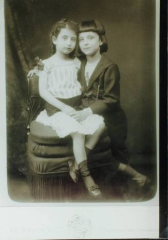 Ο Κωνσταντίνος Καραθεοδωρή με την αδερφή του Ιουλία.