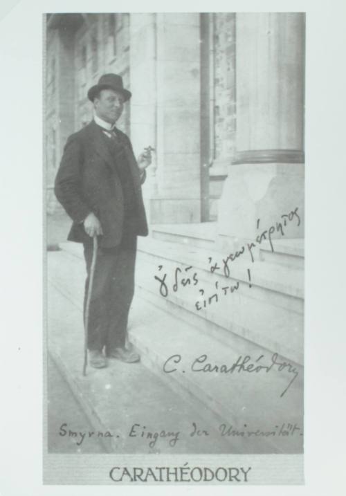 Ο Κωνσταντίνος Καραθεοδωρή στην είσοδο του Πανεπιστημίου Σμύρνης.