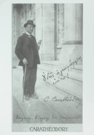 Ο Κωνσταντίνος Καραθεοδωρή στην είσοδο του Πανεπιστημίου Σμύρνης.