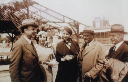 Ο Κωνσταντίνος Καραθεοδωρή με την κόρη του και φίλους στην Αθήνα.