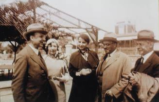 Ο Κωνσταντίνος Καραθεοδωρή με την κόρη του και φίλους στην Αθήνα.