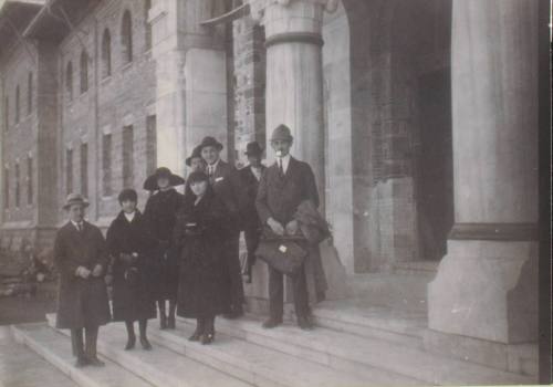 Καθηγητές στην είσοδο του Πανεπιστημίου Σμύρνης.