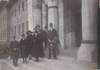 Καθηγητές στην είσοδο του Πανεπιστημίου Σμύρνης.