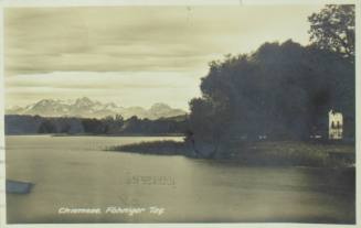 Λίμνη με χιονισμένο τοπίο.