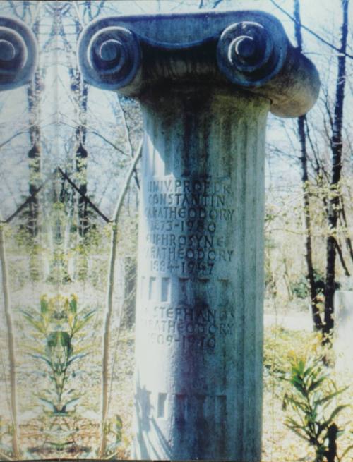 Κίονας Οικογενειακού Τάφου Κωνσταντίνου Καραθεοδωρή στο Μόναχο.