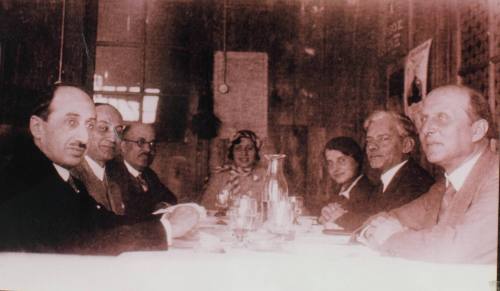 Καραθεοδωρή Κωνσταντίνος με τους συναδέλφους του και την κόρη του.