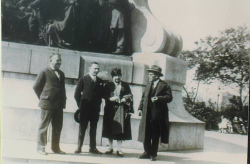 Καραθεοδωρή Κωνσταντίνος με τους συναδέλφους του.